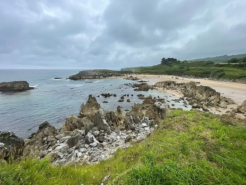 Playa de Portiellu de Cué en Llanes, Asturias — foto 5 de 5
