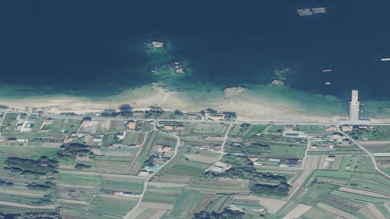 Vista aérea de Playa de Pozo de Mar en Vilanova de Arousa, Pontevedra