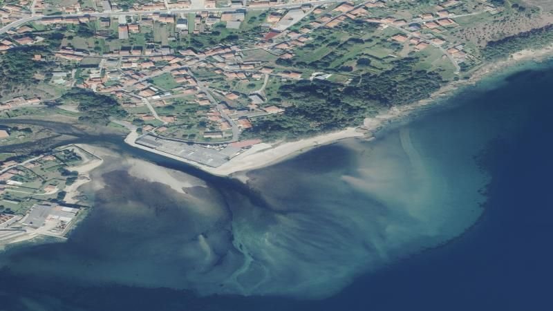 Vista aérea de Playa de Raposiños en A Pobra do Caramiñal, A Coruña