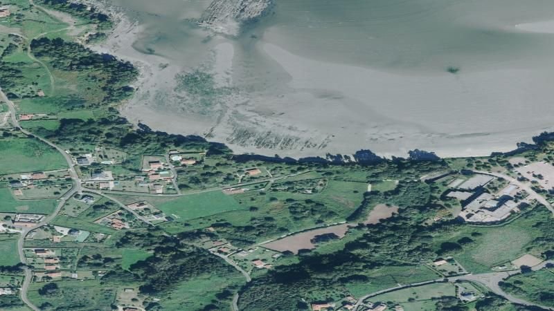 Vista aérea de Playa Regueiro en Bergondo, A Coruña