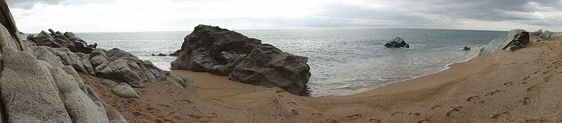 Playa de Roques Blanques en Sant Pol de Mar, Barcelona — foto 3 de 7