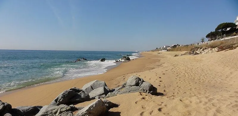 Playa de Roques Blanques en Sant Pol de Mar, Barcelona — foto 5 de 7