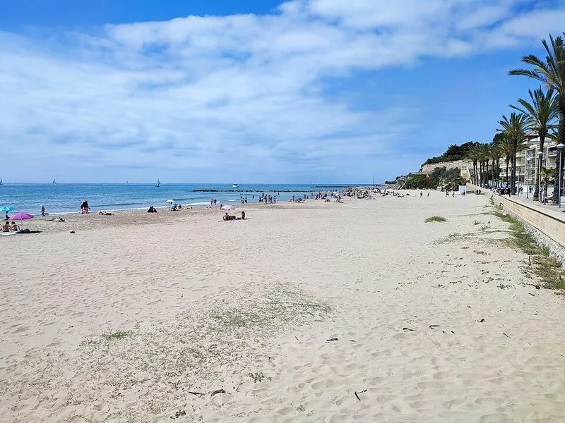 Playa de s'Adarró en Vilanova i la Geltrú, Barcelona — foto 6 de 9