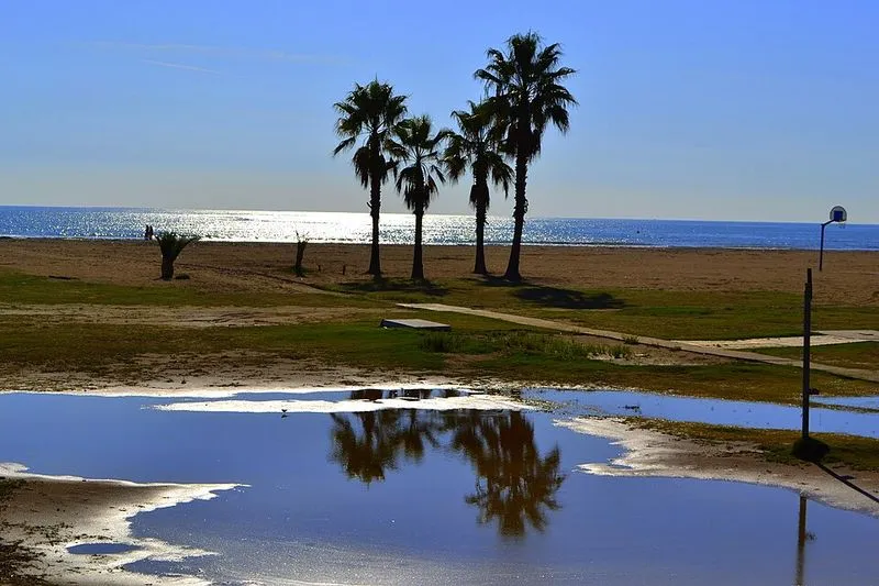 Playa de s'Adarró en Vilanova i la Geltrú, Barcelona — foto 9 de 9