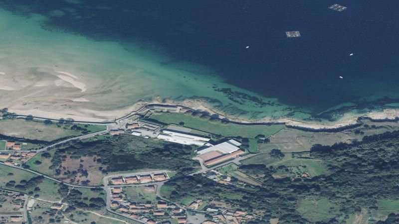 Vista aérea de Playa de San Antonio en A Pobra do Caramiñal, A Coruña