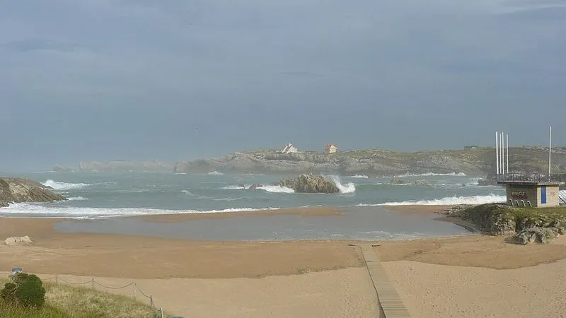 Playa de San Juan de la Canal en Santa Cruz de Bezana