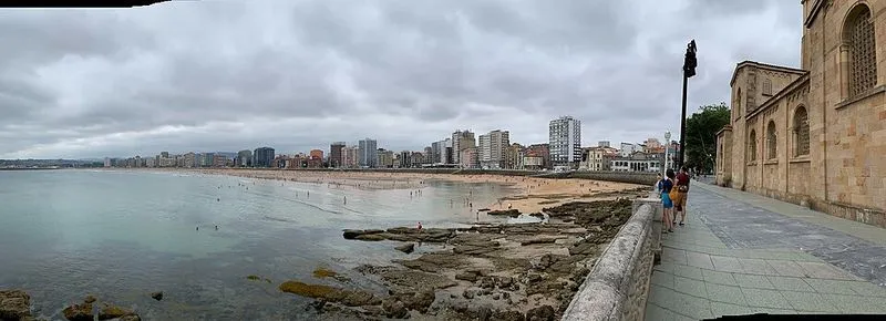 Playa San Lorenzo en Gijón, Asturias — foto 2 de 6