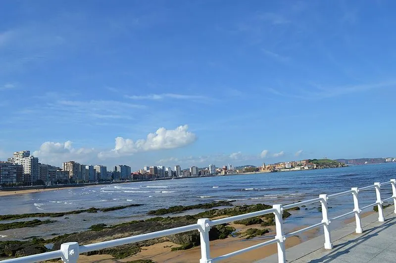 Playa San Lorenzo en Gijón, Asturias — foto 4 de 6