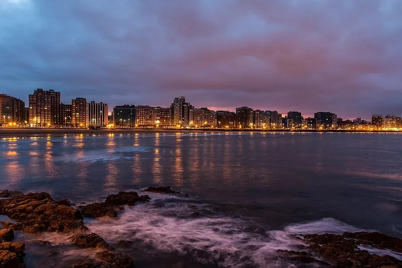 Playa San Lorenzo en Gijón, Asturias — foto 5 de 6