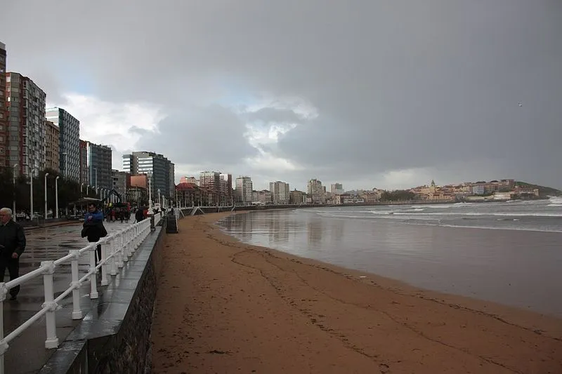 Playa San Lorenzo en Gijón, Asturias — foto 6 de 6