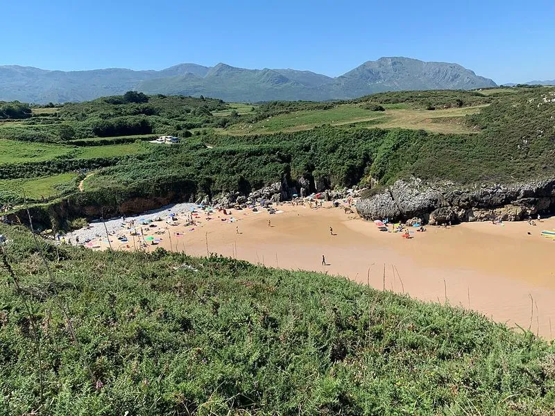Playa de San Martín en Llanes, Asturias — foto 2 de 5
