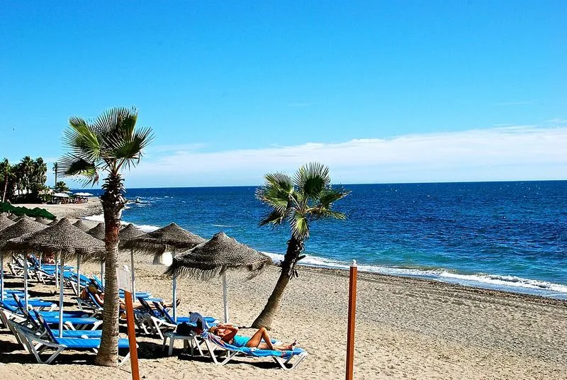 Playa de San Pedro de Alcántara en Marbella, Málaga — foto 3 de 7