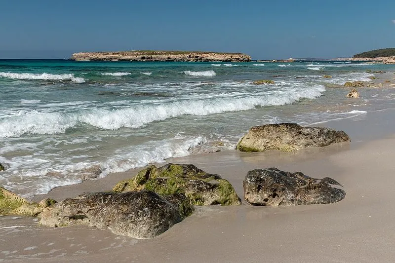 Playa de Sant Adeodato en Es Migjorn Gran, Islas Baleares — foto 2 de 6