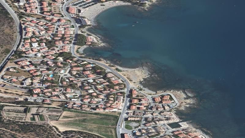 Vista aérea de Playa de Sant Jordi en Llançà, Gerona