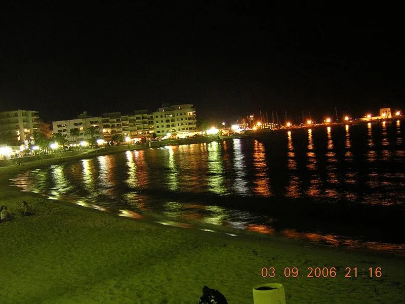Playa Santa Eulària en Santa Eulalia del Río, Islas Baleares — foto 2 de 5
