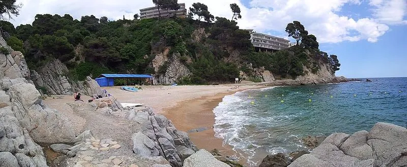 Playa de Santa María de Llorell en Tossa de Mar, Gerona — foto 2 de 3