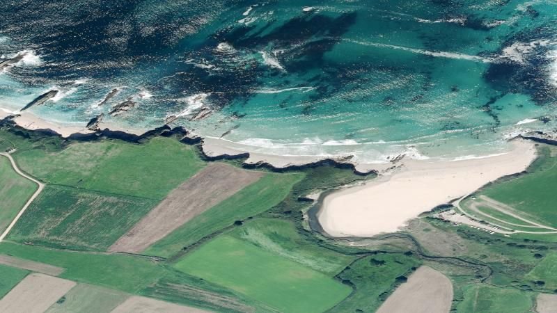 Vista aérea de Playa Sarello en Tapia de Casariego, Asturias
