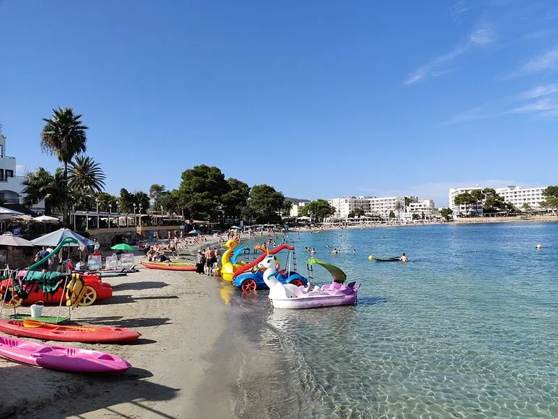 Playa de s'Argamassa en Santa Eulalia del Río, Islas Baleares — foto 2 de 8
