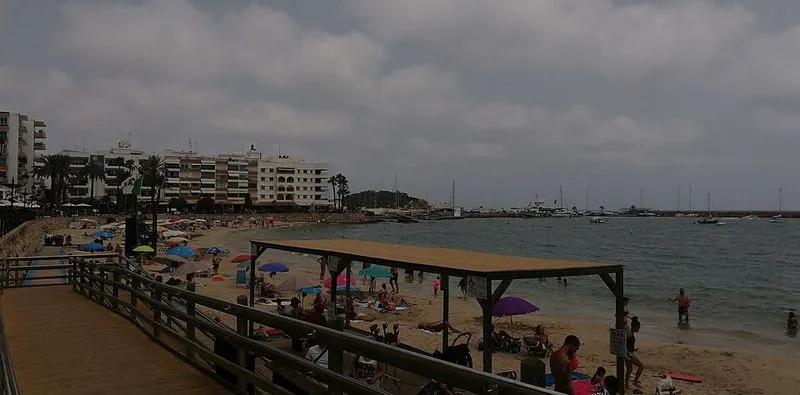 Playa de ses Roquetes en Santa Eulalia del Río, Islas Baleares — foto 3 de 3