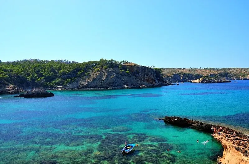 Playa de s'Illot d'En Renclí en Sant Joan de Labritja, Islas Baleares — foto 2 de 5