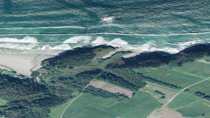 Vista aérea de Playa de Turbeiriza en Valdés, Asturias
