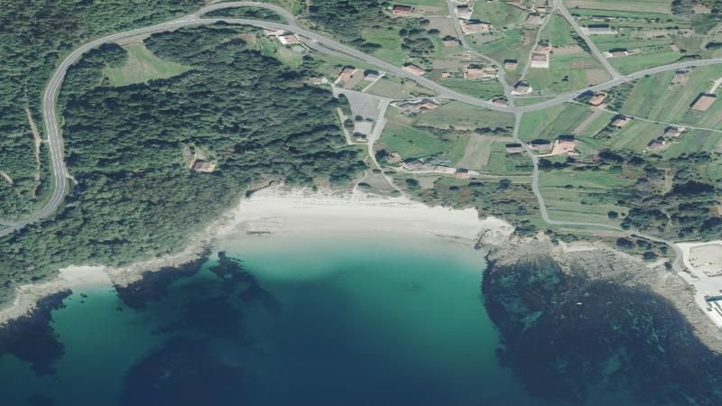 Vista aérea de Playa de Ventín en Muros, A Coruña