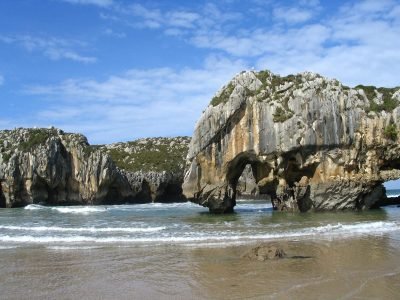 Playa de Cuevas del Mar en Llanes