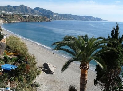 Playa del Carabeo en Nerja