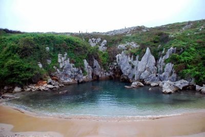 Playa de Gulpiyuri en Llanes