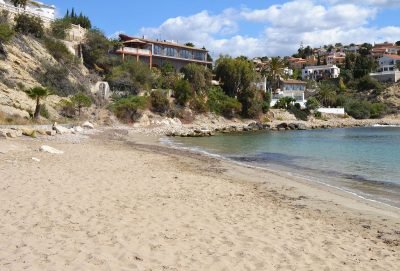 Playa de Puerto Blanco en Calp