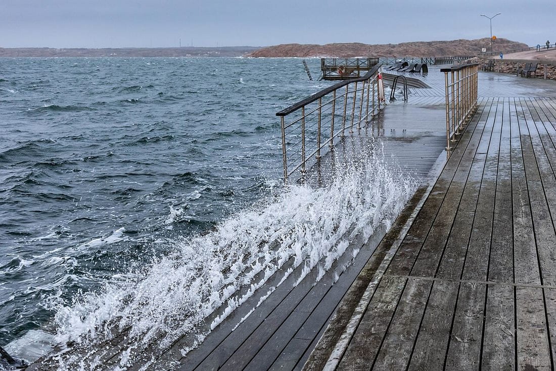 Temporal marítimo rompiendo contra la costa