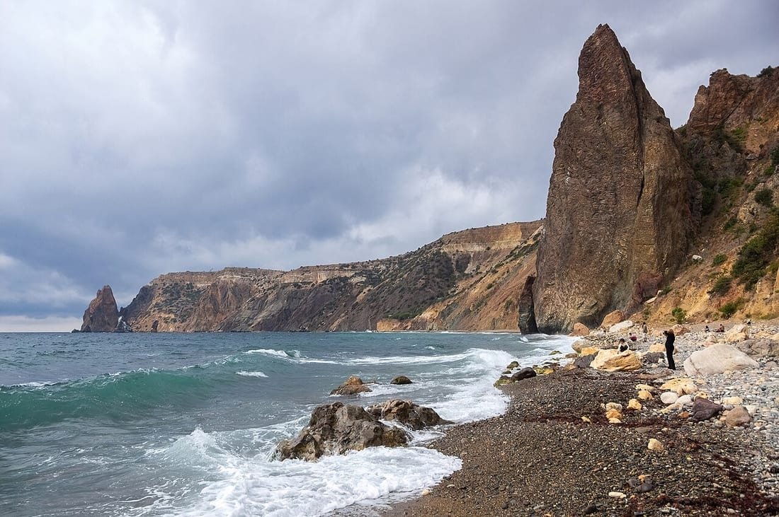 Cielo de tormenta sobre una playa, con el agua removida tras un aguacero