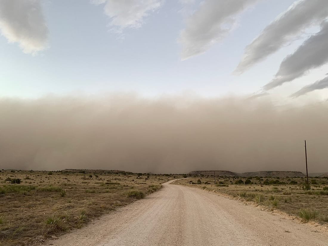 Muro de polvo de una tormenta (haboob) avanzando bajo un cielo ocre, fenómeno similar a la calima o polvo sahariano