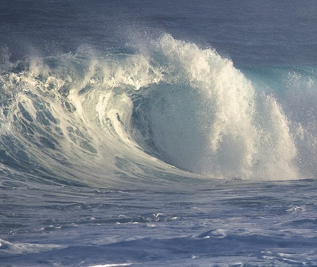 Gran ola rompiendo en el mar con espuma; imagen para aprender cómo leer el parte de olas