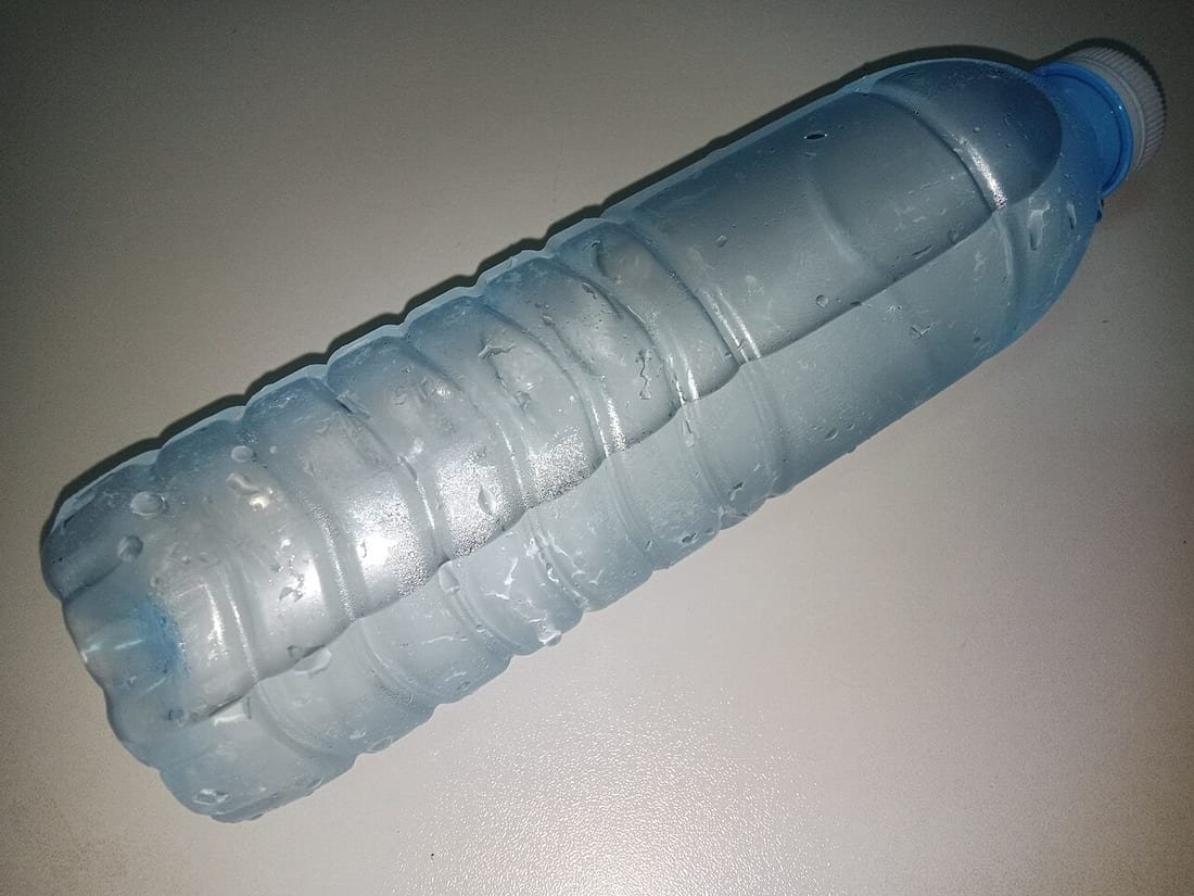 Botella de agua fría, imprescindible para la hidratación y para evitar la deshidratación en la playa