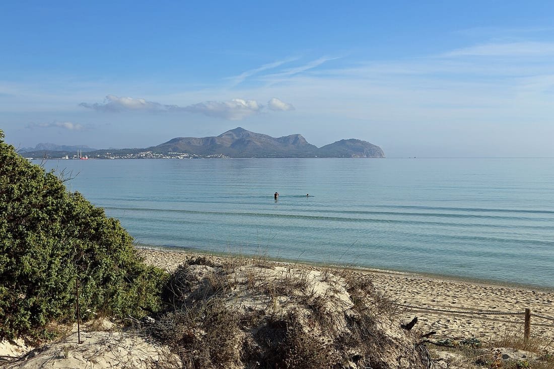 Aguas someras y tranquilas de la Playa de Muro, en la bahía de Alcúdia (Mallorca), elegida mejor playa de España por los viajeros en 2026
