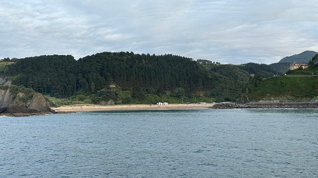 Vista general de la playa de Saturrarán, en Mutriku (Gipuzkoa), una de las localidades donde se vigila la microalga Ostreopsis