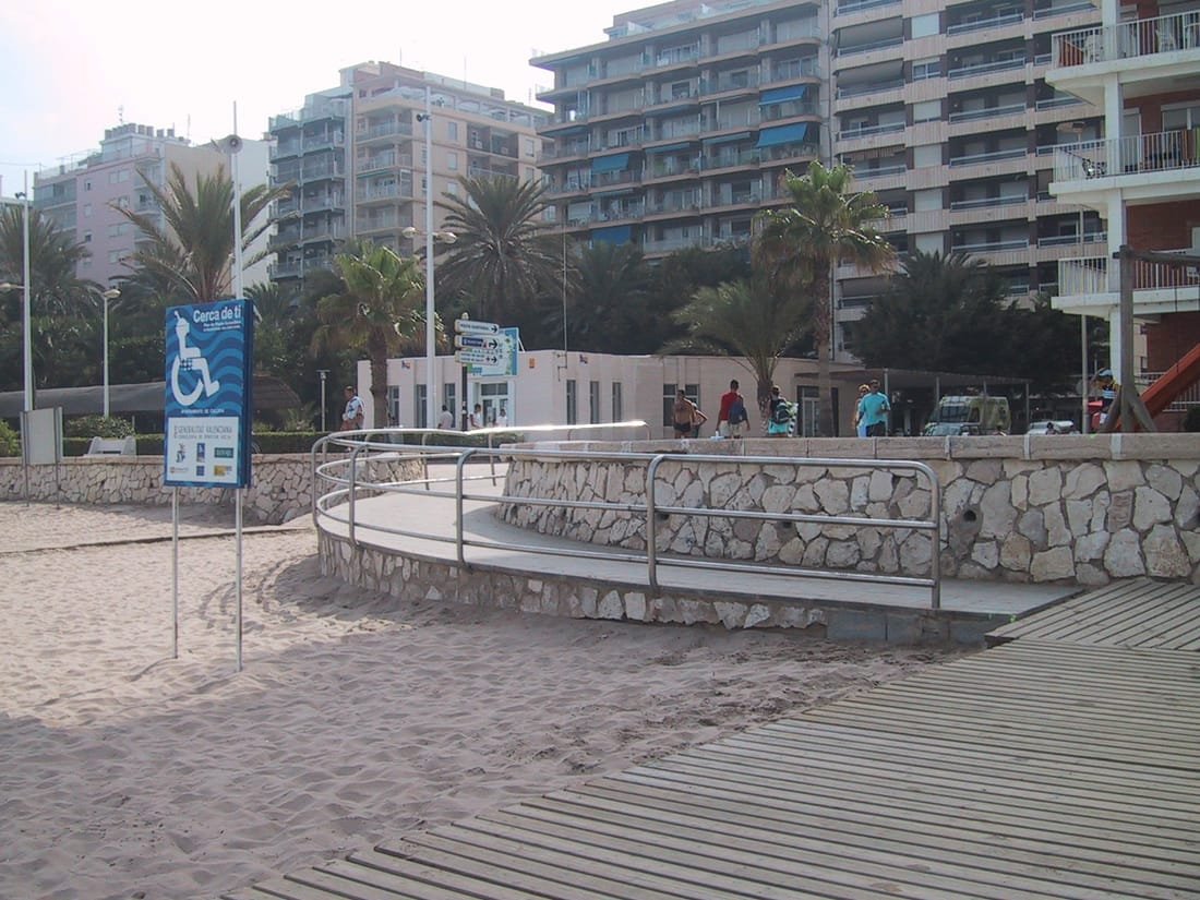 Pasarela de acceso adaptado en una playa accesible de Cullera (Valencia)