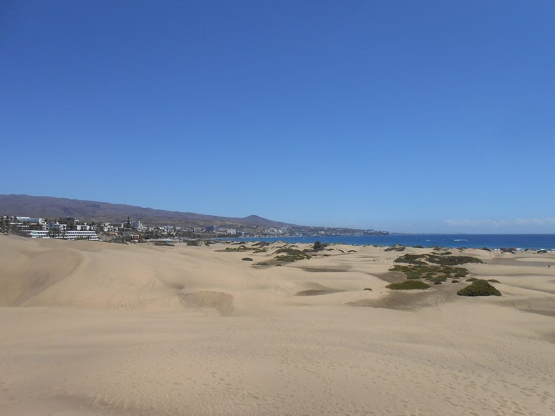 Dunas de Maspalomas (Gran Canaria) descendiendo hacia el mar, con la playa al fondo