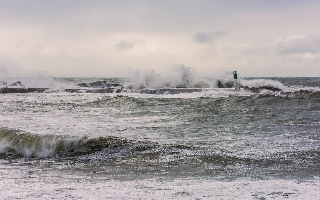 Olas rompiendo y agua de mar agitada, condiciones en las que aparece la purga de mar