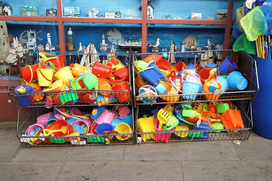 Cubos, palas y juguetes de playa de colores en cestas: qué llevar a la playa con niños