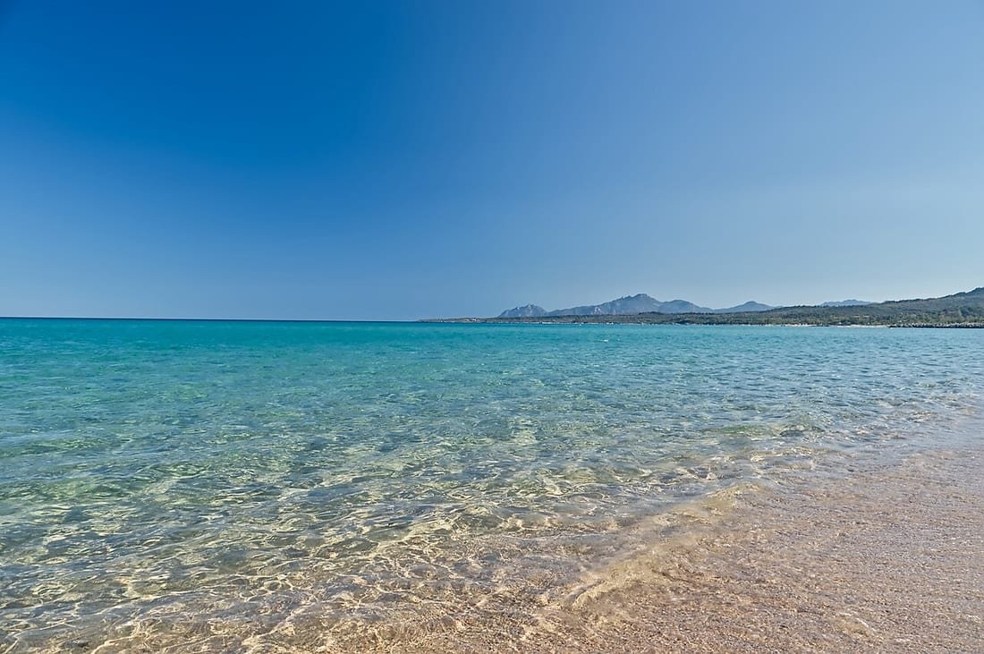 Agua de mar turquesa y transparente en una playa; ilustra la temperatura del agua del mar en España