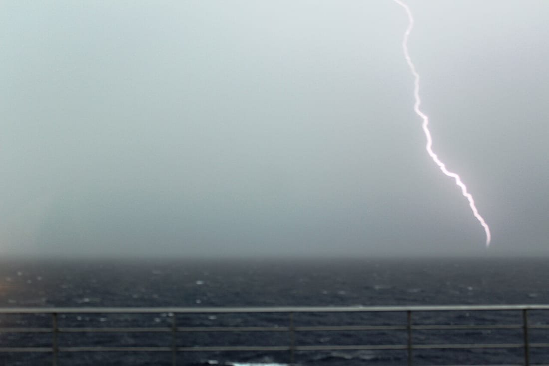 Tormenta eléctrica descargando sobre el mar frente a la costa