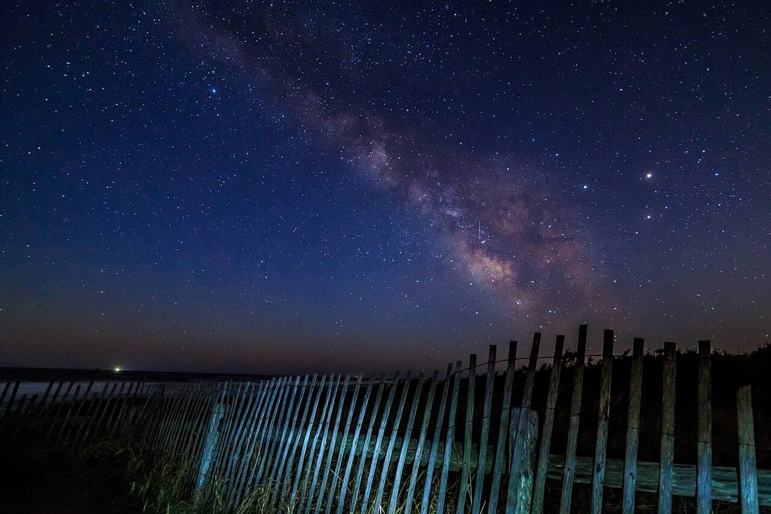 Vía Láctea sobre una playa oscura, sin contaminación lumínica
